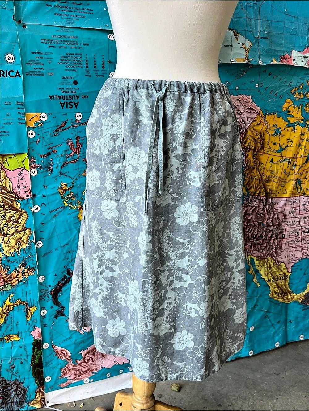 Eddie Bauer Floral Linen A-Line Skirt in Gray Size Medium Like New